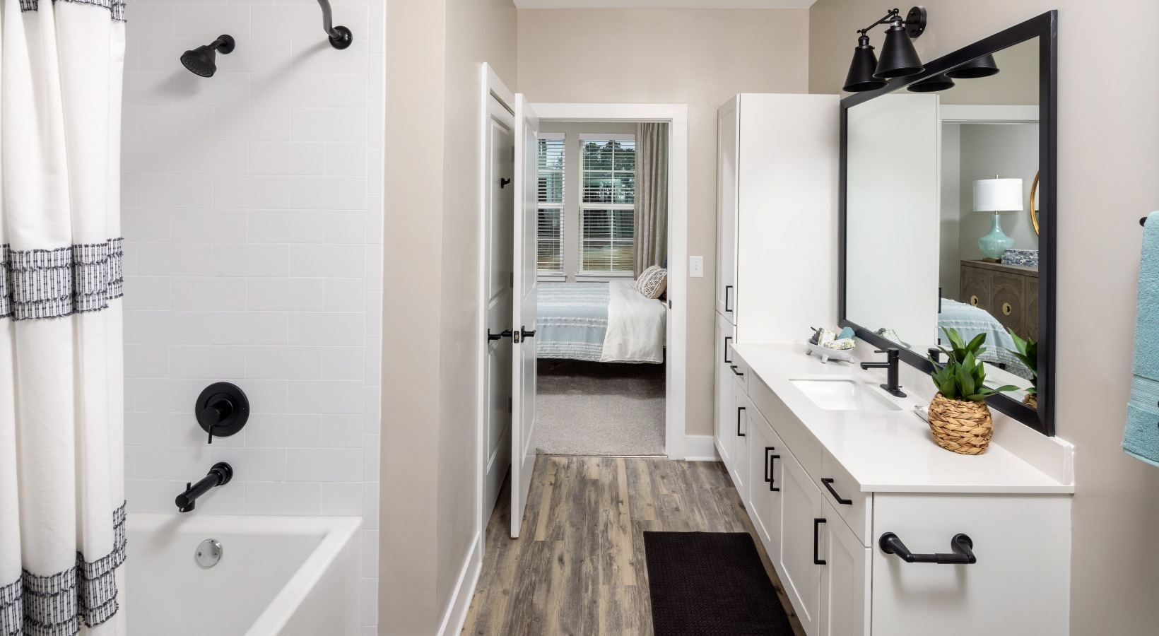 Broadstone_UpperWestside_2022_Unit_Tub Surround_LVT